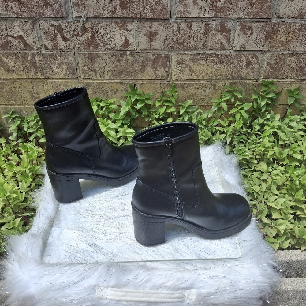 Urban Outfitters Mid-Calf Side Zipper Block Heel Black Boots   Women Size 7 - Picture 5 of 16